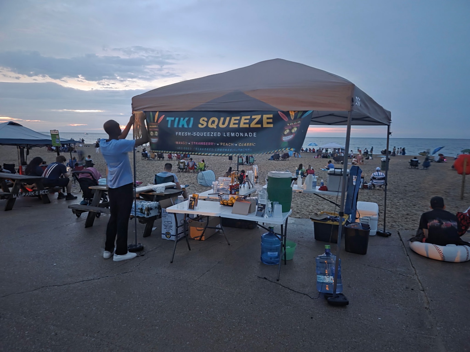 Tiki Squeeze still serving on the lakefront at dusk
